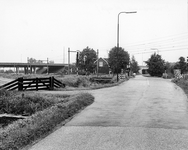 847626 Gezicht op de Voordorpsedijk te Utrecht, met een spoorwegovergang en op de achtergrond het viaduct in de A27.